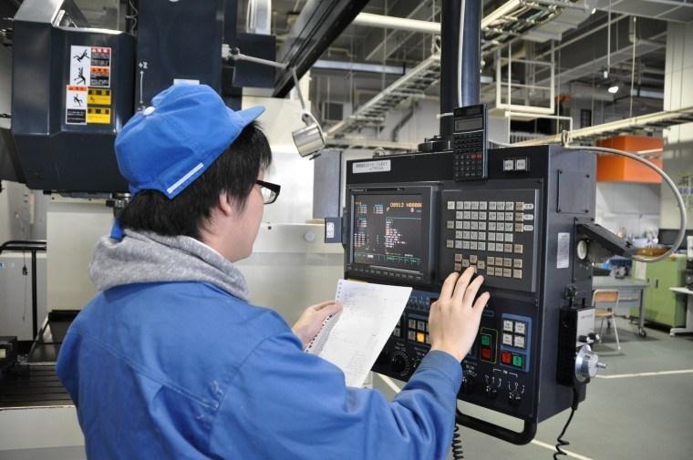 TUYỂN 02 NAM ĐIỀU KHIỂN MÁY GIA CÔNG SẢN PHẨM NHỰA